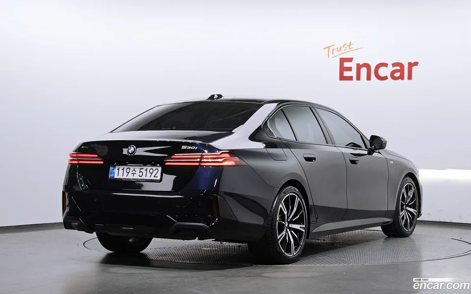 BMW 5 Series 530e xDrive M 2025 — миниатюра 2