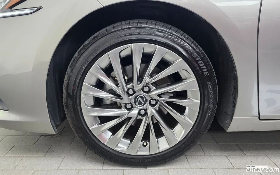 Lexus ES 300h 2024 — thumbnail 2