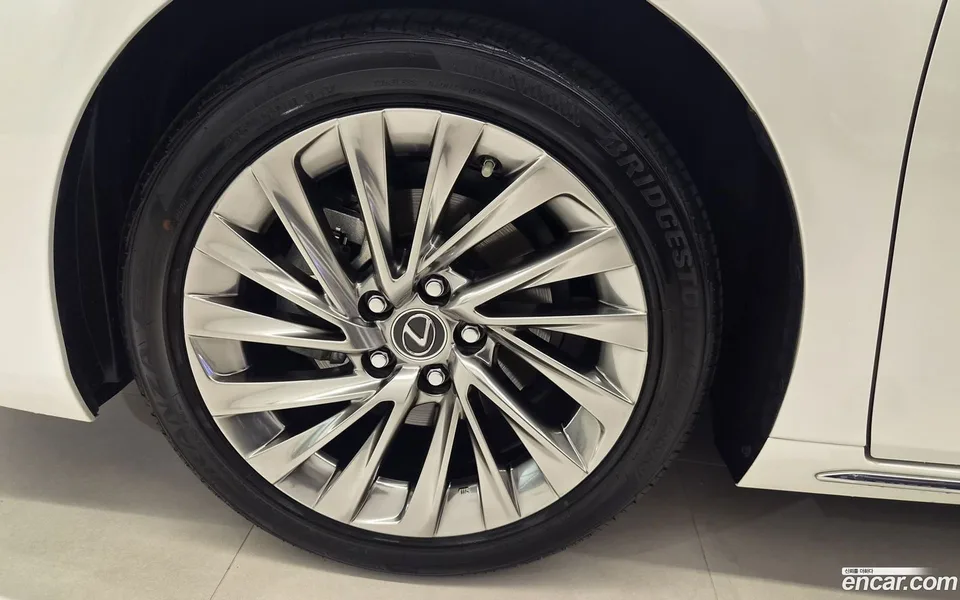 Lexus ES 300h 2025 — thumbnail 2
