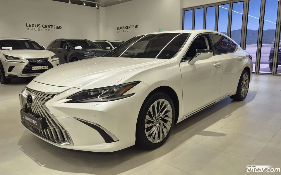 Lexus ES 300h 2025 — photo 1, buy with delivery to Moscow
