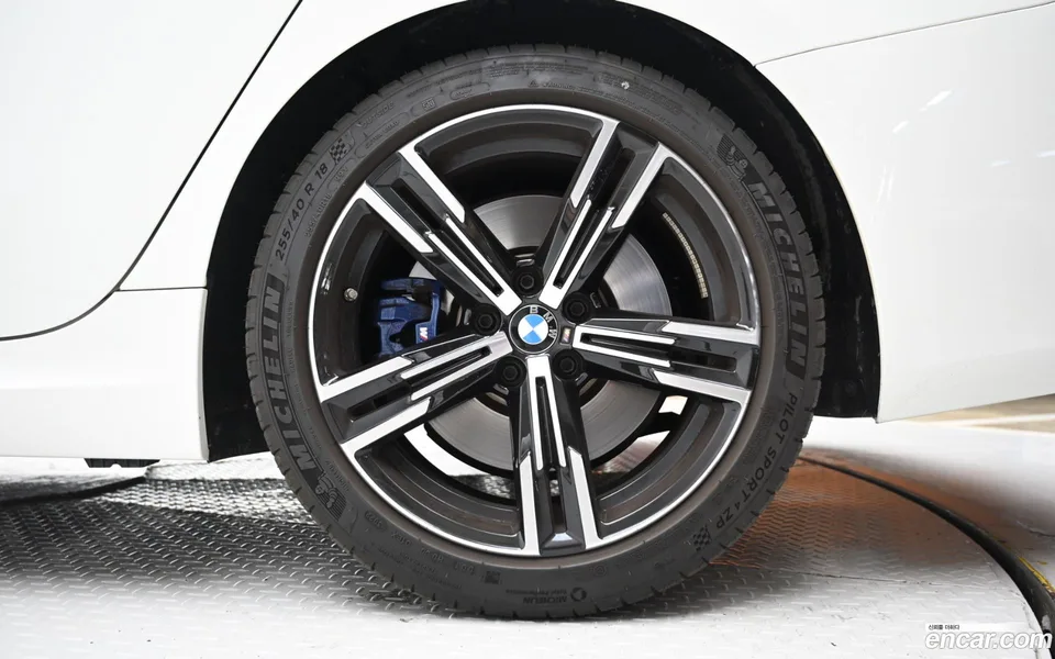 BMW 3 Series 320i M 2023 — thumbnail 2