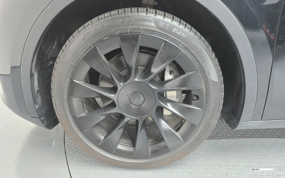 Tesla Model Y AWD 2023 — thumbnail 2