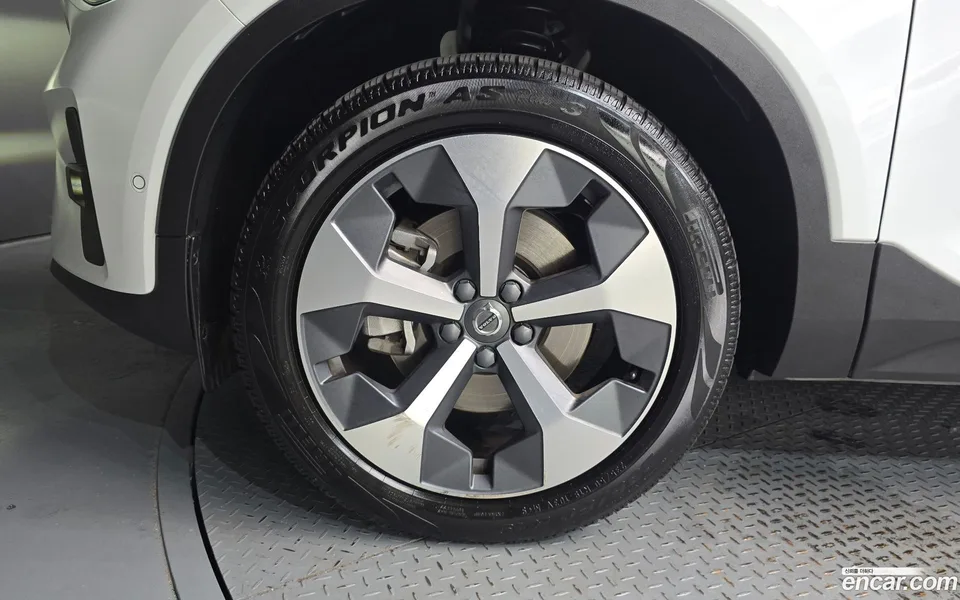 Volvo XC40 B4 2023 — thumbnail 2