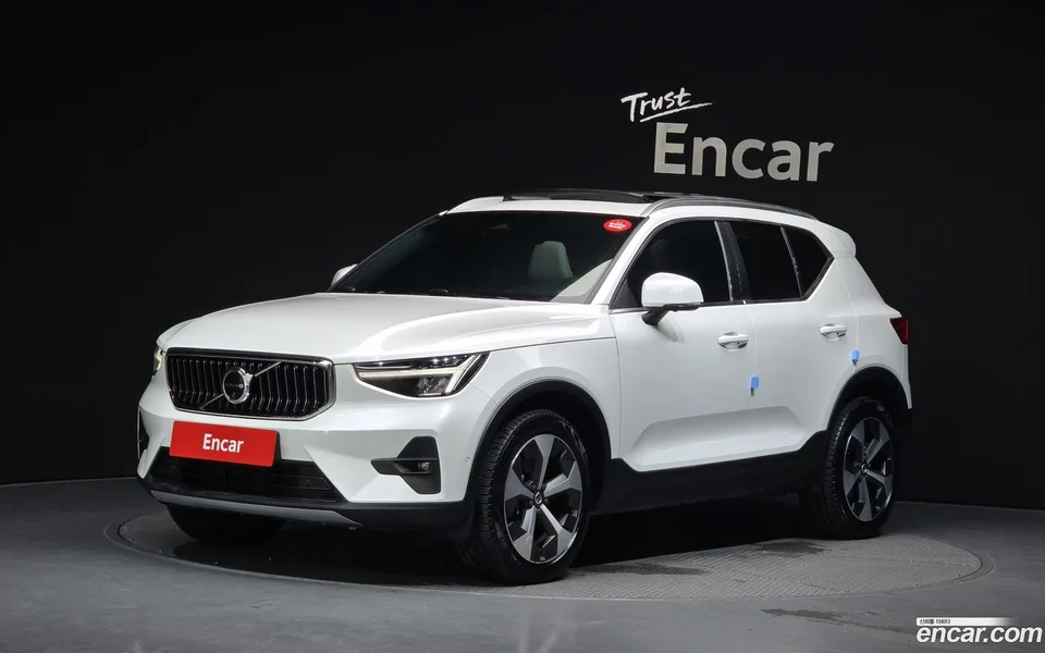 Volvo XC40 B4 2023 — photo 1, buy with delivery to Moscow