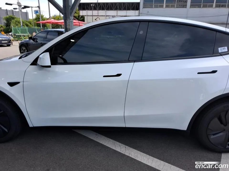 Tesla Model Y RWD 2026 — thumbnail 3