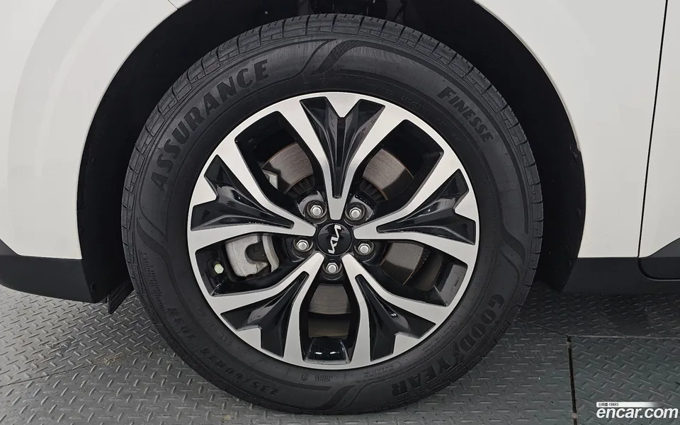 Kia Carnival 9 2023 — thumbnail 2