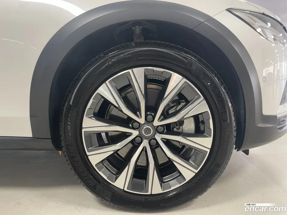 Volvo V90 Cross Country B5 AWD 2025 — thumbnail 2
