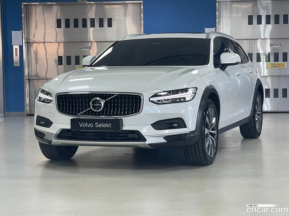 Volvo V90 Cross Country B5 AWD 2025 — photo 1, buy with delivery to Moscow