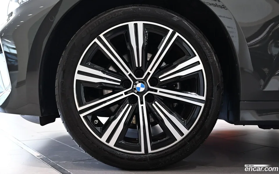 BMW 3 Series 320i 2025 — thumbnail 2
