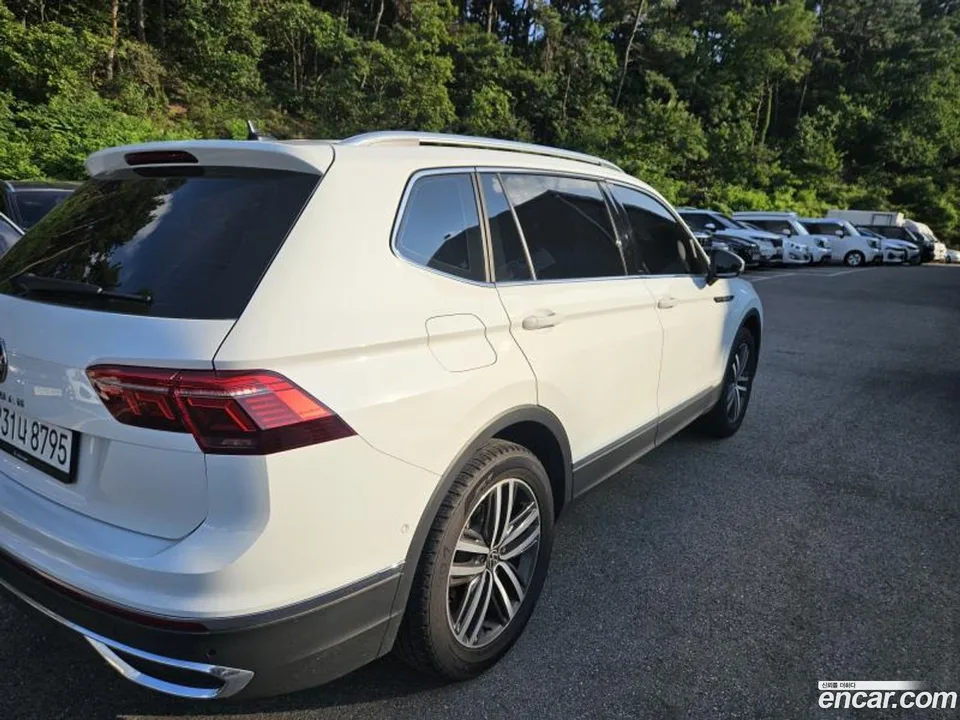 Volkswagen Tiguan Allspace 2.0 TSI 2023 — thumbnail 2