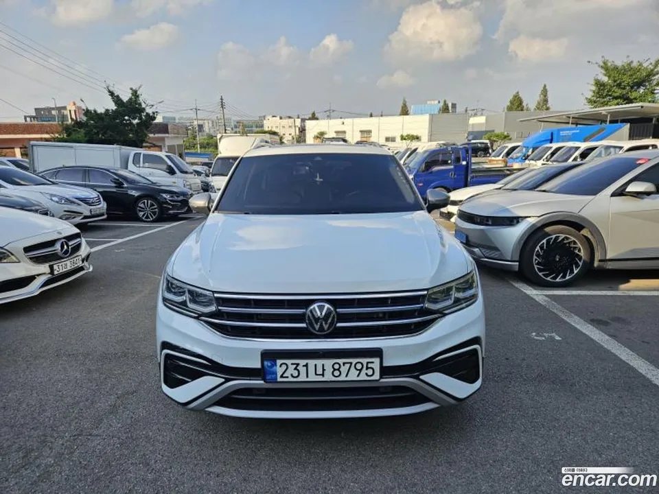 Volkswagen Tiguan Allspace 2.0 TSI 2023 — photo 1, buy with delivery to Moscow