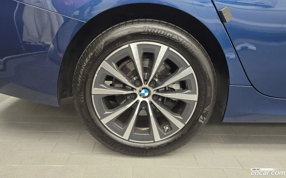 BMW 3 Series 320i 2023 — thumbnail 2