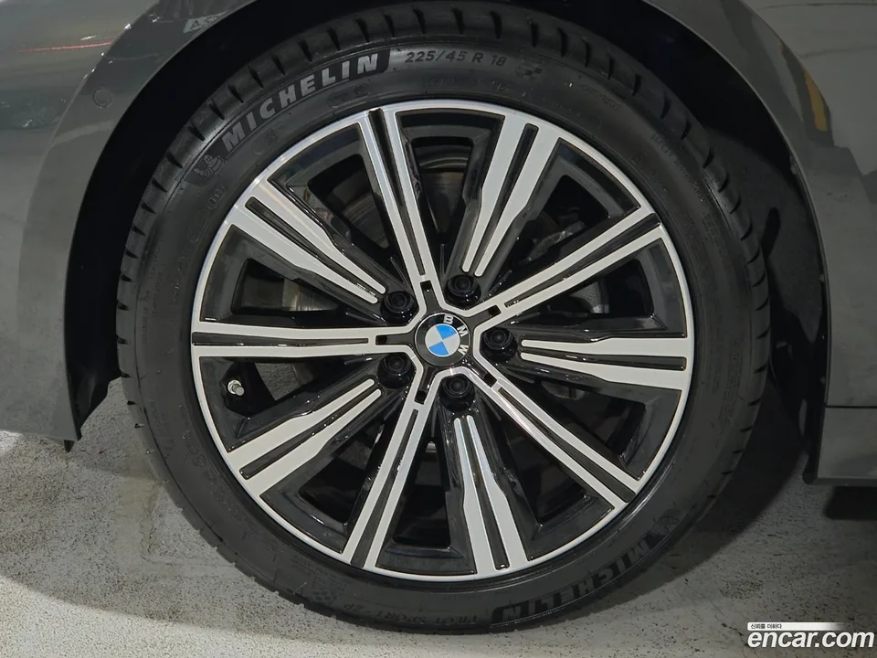 BMW 3 Series 320i 2025 — thumbnail 2