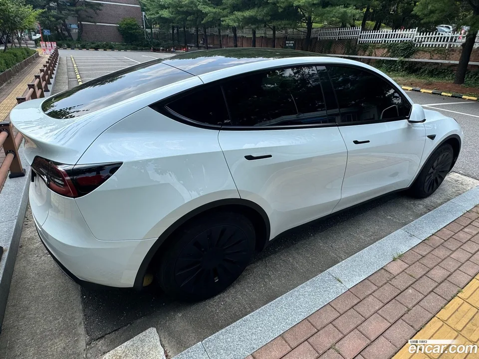 Tesla Model Y RWD 2023 — thumbnail 2