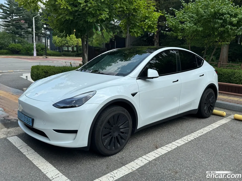 Tesla Model Y RWD 2023 — photo 1, buy with delivery to Moscow