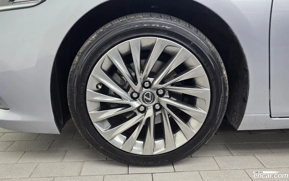 Lexus ES 300h 2023 — thumbnail 2