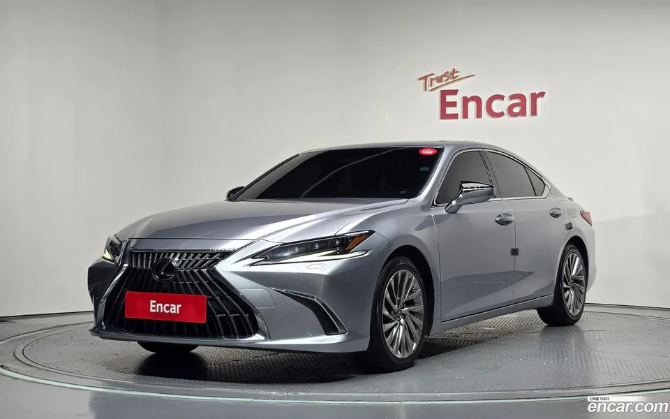 Lexus ES 300h 2023 — photo 1, buy with delivery to Moscow