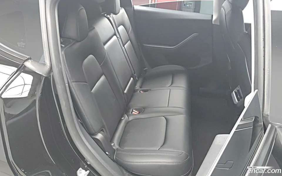 Tesla Model Y RWD 2025 — thumbnail 2