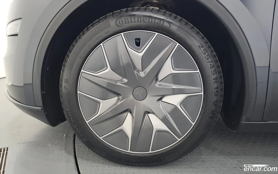 Tesla Model Y L AWD 2026 — миниатюра 2