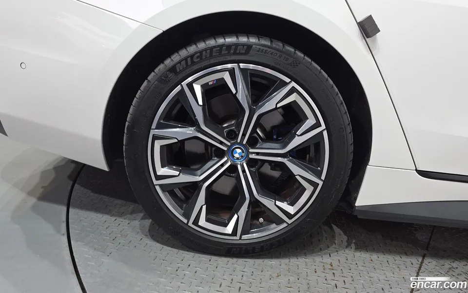 BMW i4 eDrive40 M 2023 — миниатюра 2