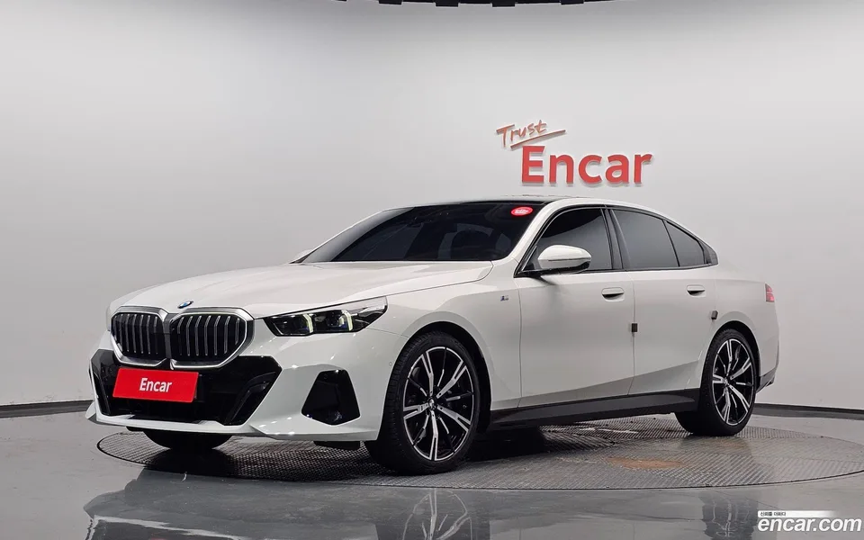 BMW 5 Series 530i xDrive M 2024 — фото 1, купить с доставкой в Москву