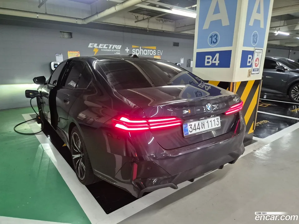 BMW 5 Series 530e M 2025 — миниатюра 4