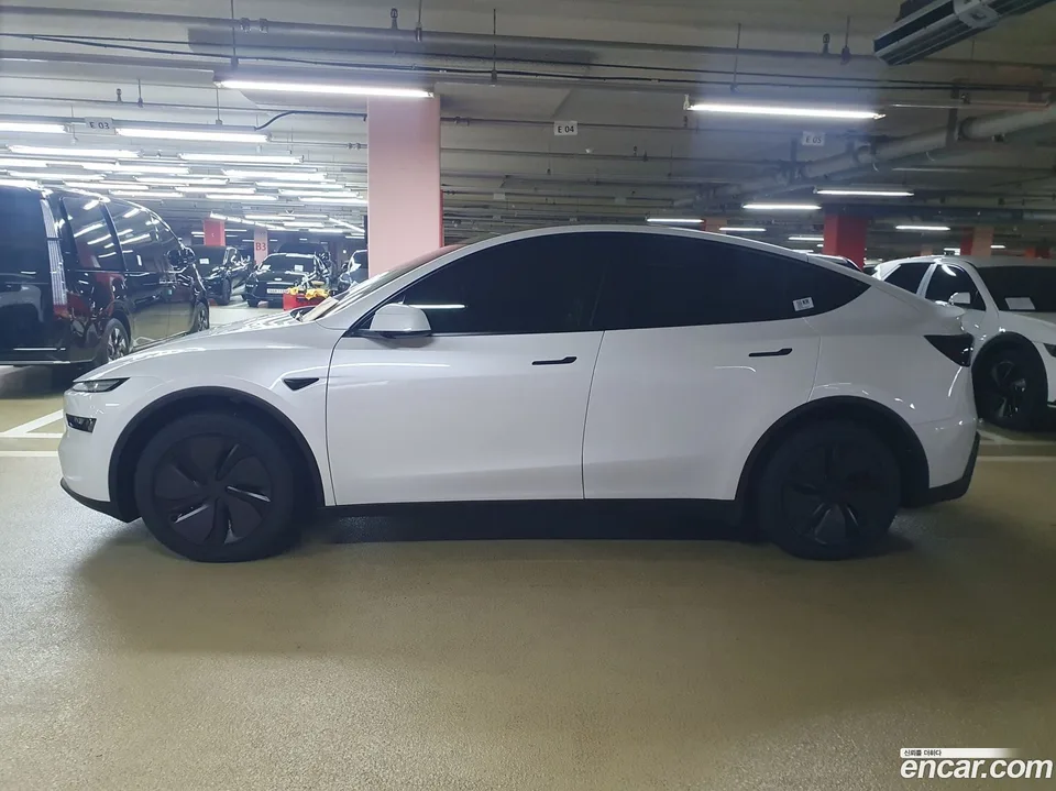 Tesla Model Y RWD 2026 — миниатюра 2