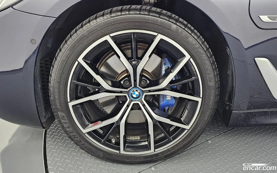 BMW 5 Series 530e M 2023 — thumbnail 2