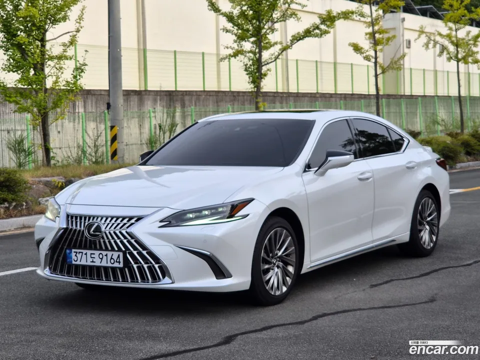 Lexus ES 300h 2025