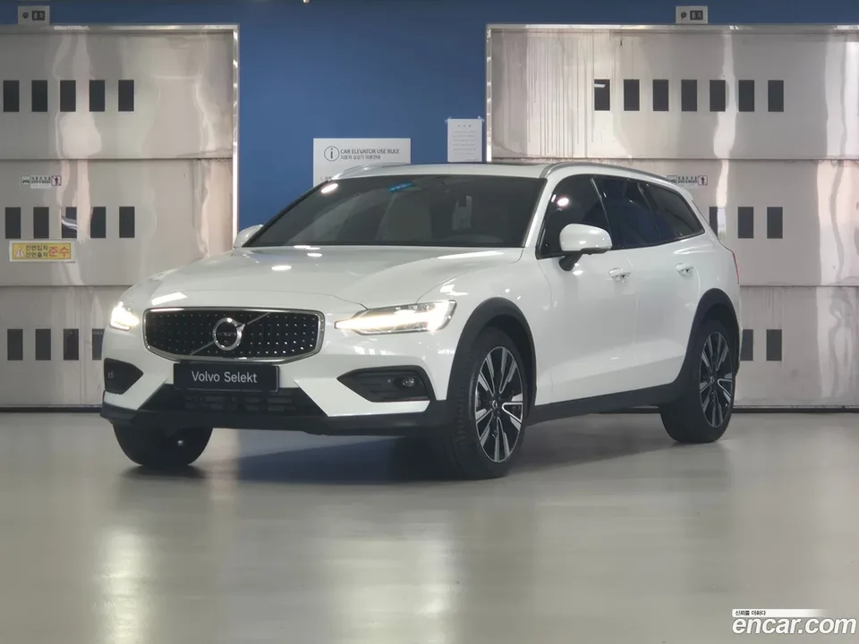 Volvo V60 Cross Country 2025