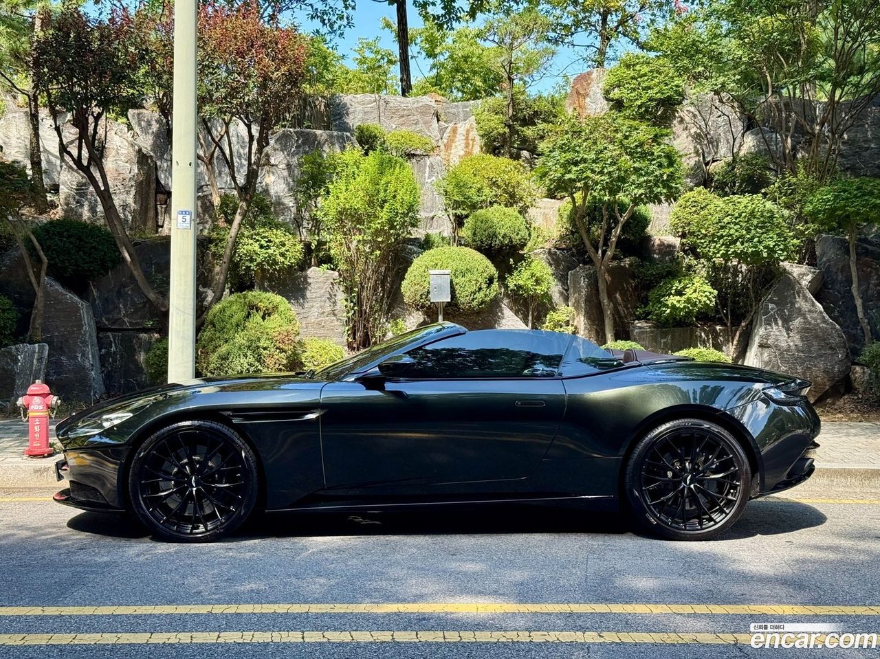 Aston Martin DB11 2023 — 3