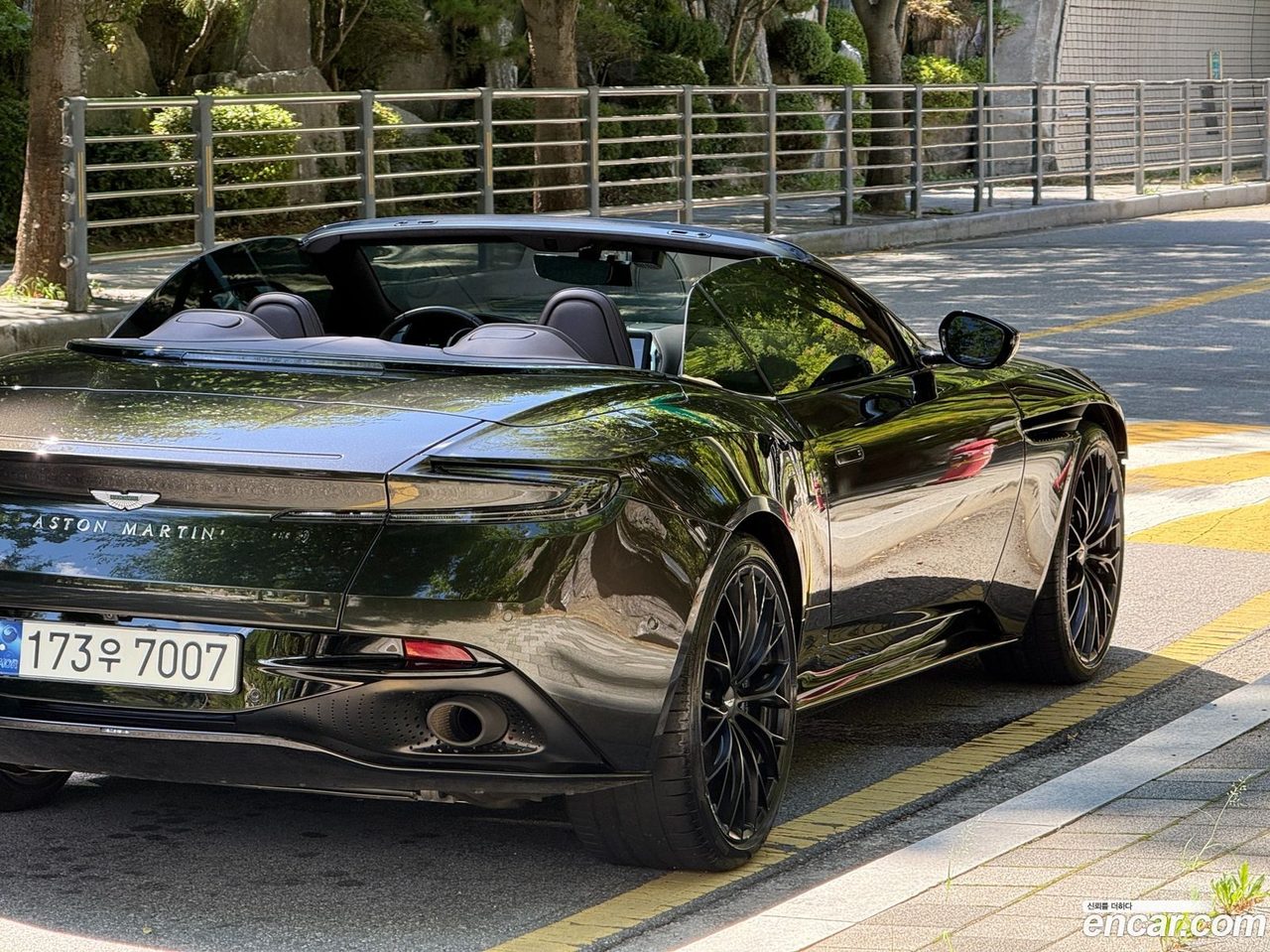 Aston Martin DB11 2023 — 5