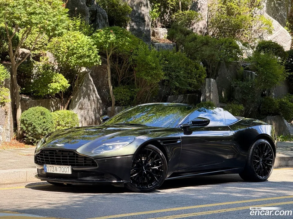 Aston Martin DB11 2023
