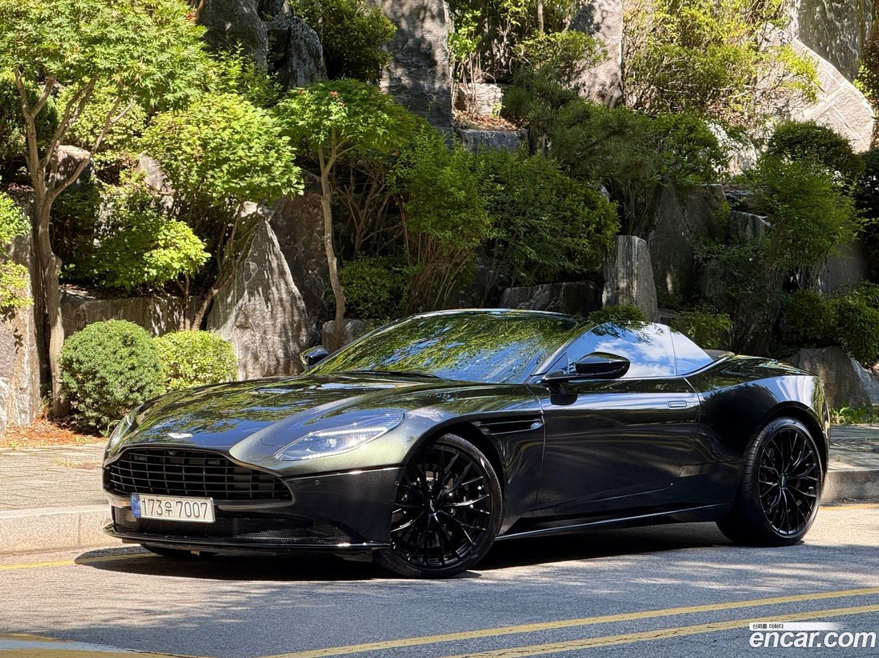 Aston Martin DB11 2023
