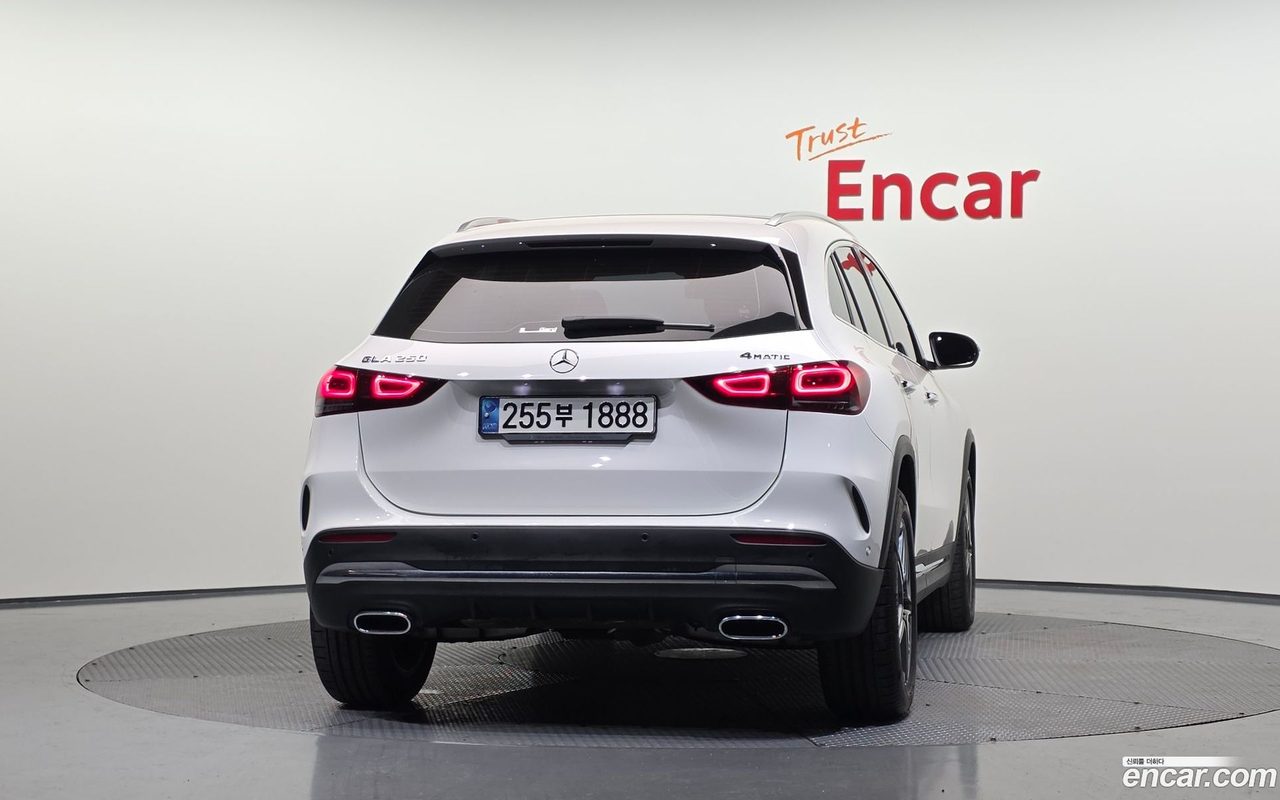 Mercedes-Benz GLA-Class 2023 — 4