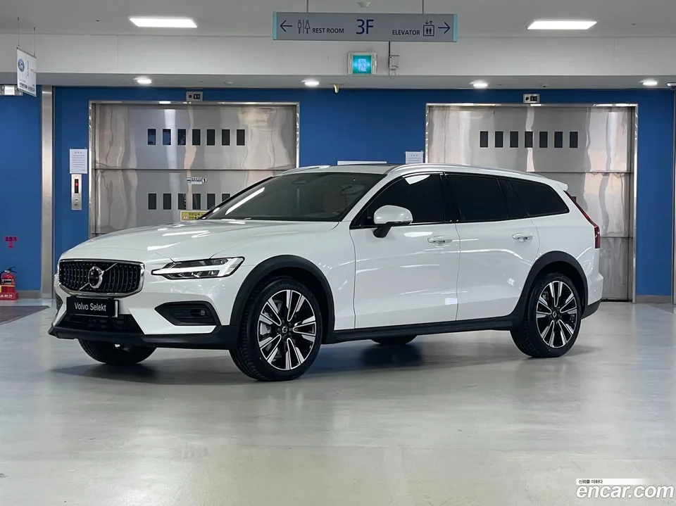 Volvo V60 Cross Country 2025