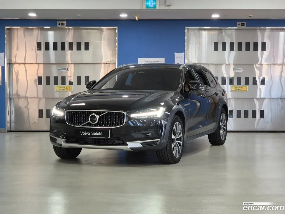 Volvo V90 Cross Country 2025