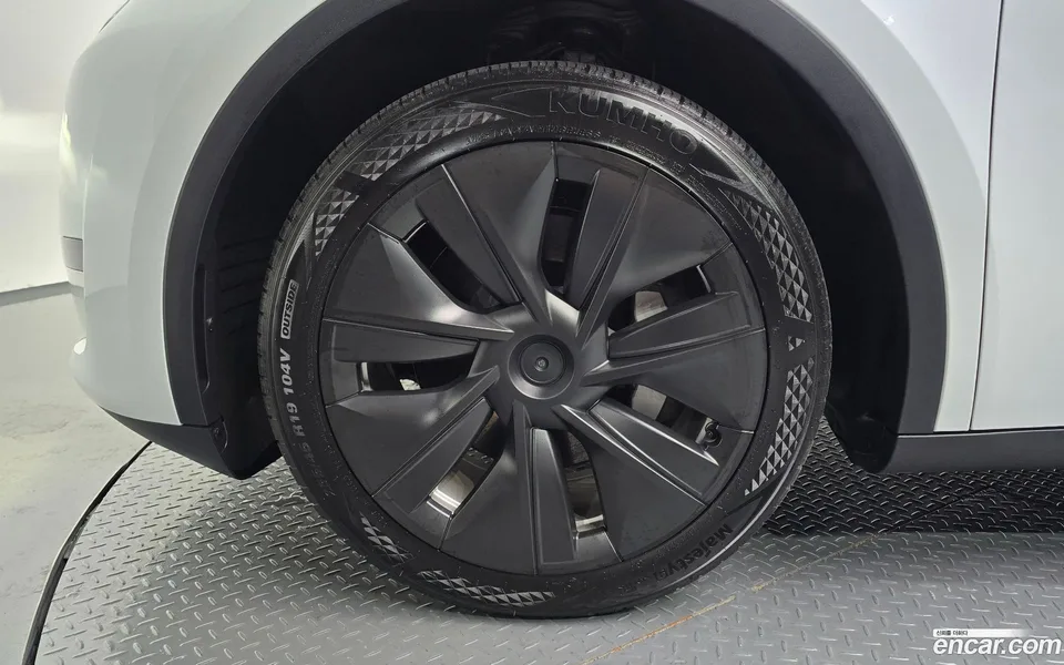 Tesla Model Y RWD 2023 — thumbnail 2