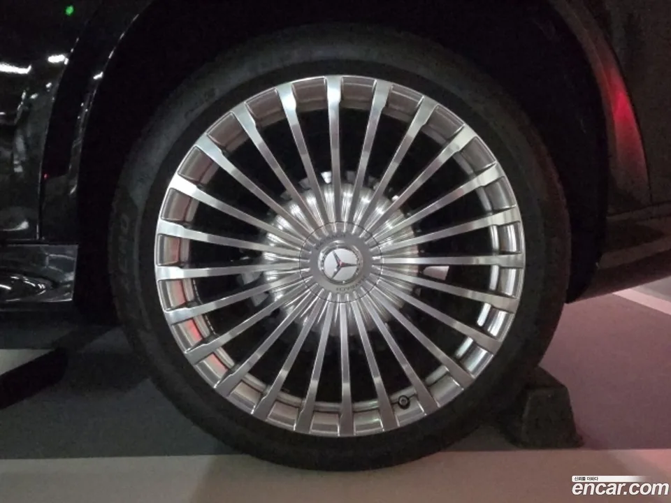 Mercedes-Benz GLS-Class GLS600 4MATIC 2023 — thumbnail 2