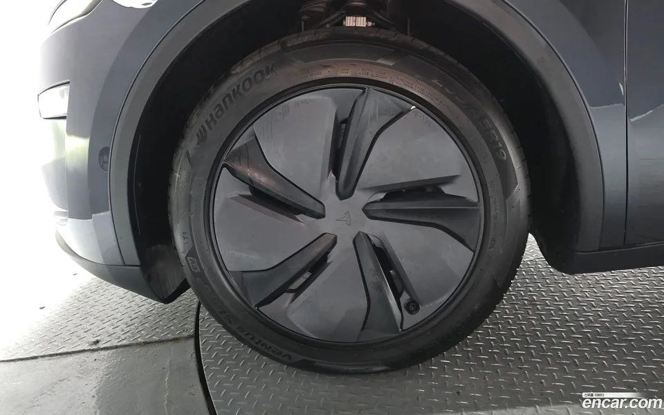 Tesla Model Y RWD 2025 — thumbnail 2