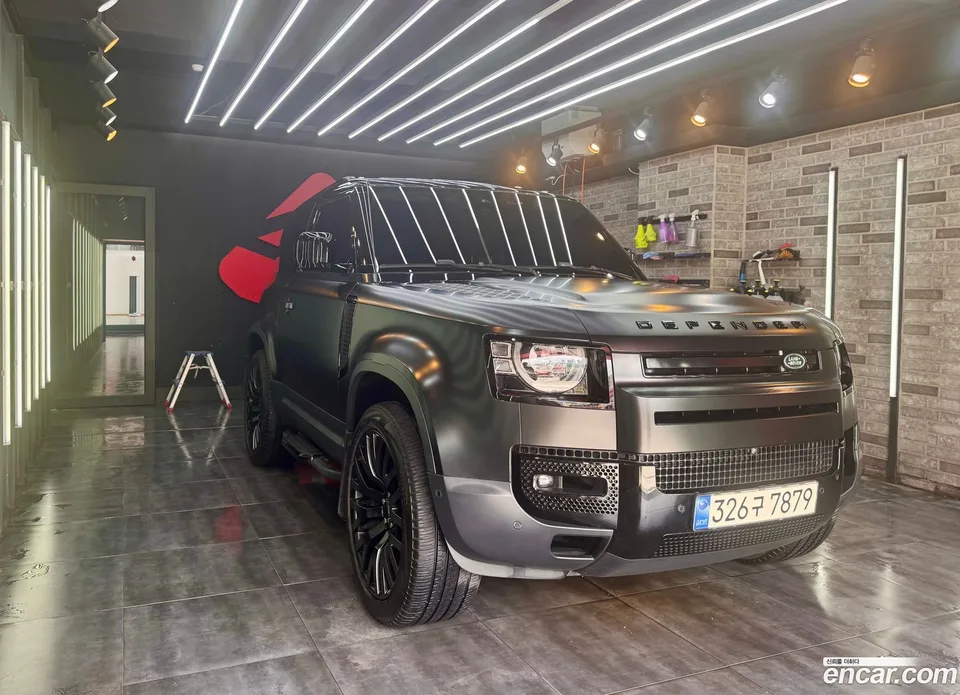 Land Rover Defender 2023