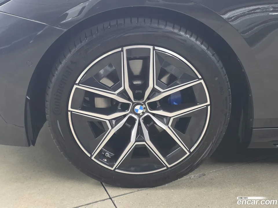 BMW 5 Series 520i M 2023 — thumbnail 2