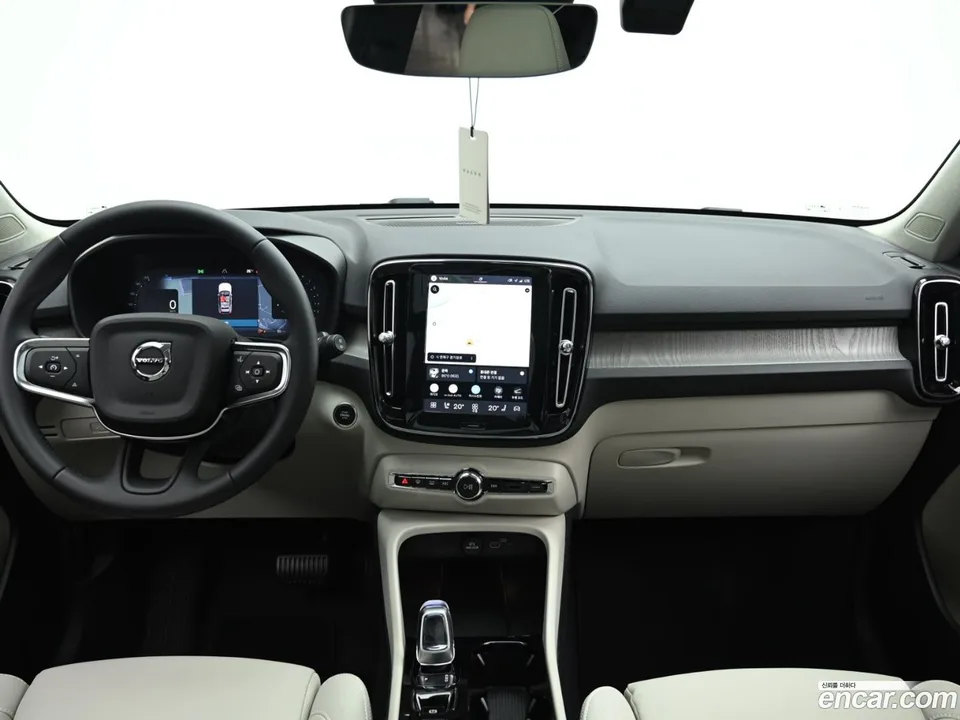 Volvo XC40 B4 2025 — thumbnail 2