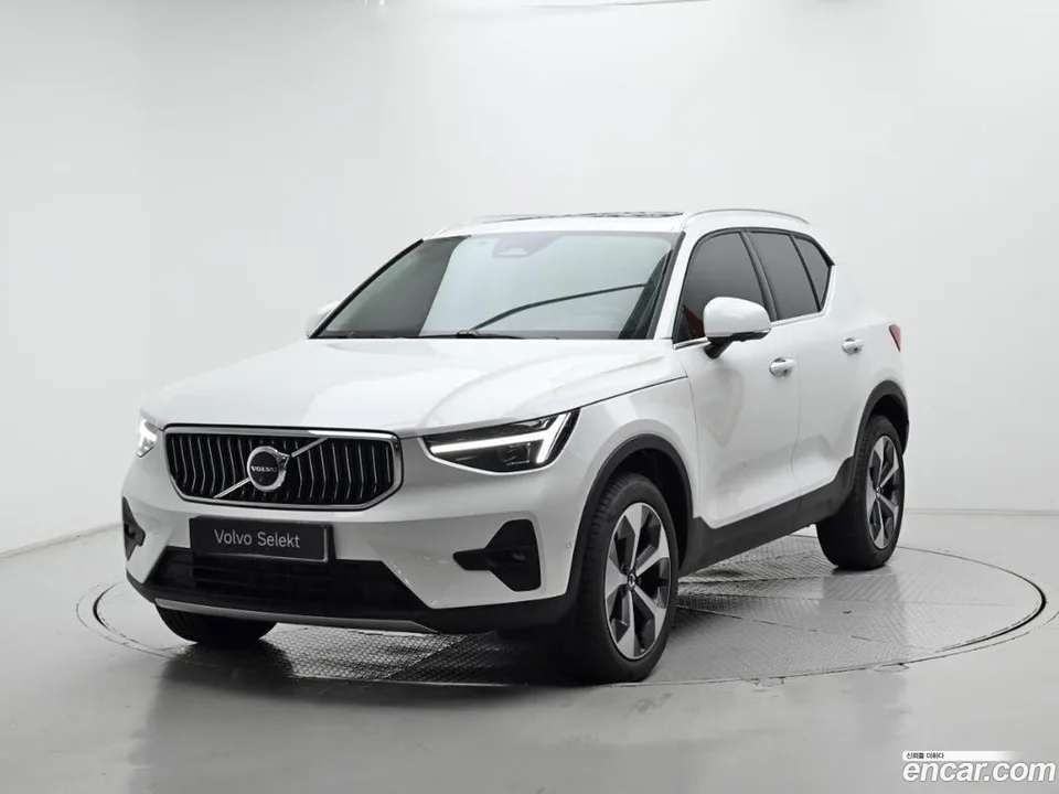 Volvo XC40 B4 2025 — photo 1, buy with delivery to Moscow