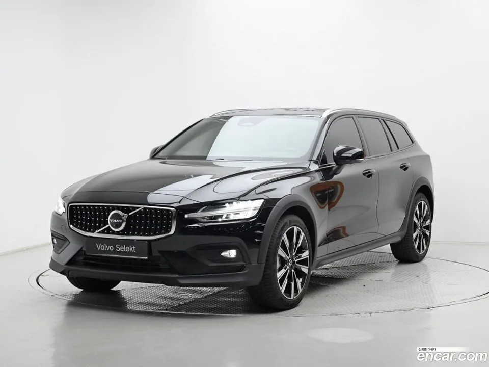 Volvo V60 Cross Country B5 AWD 2024 — photo 1, buy with delivery to Moscow
