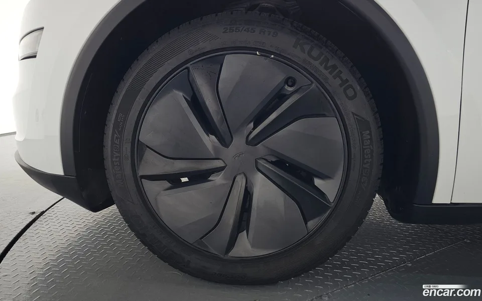 Tesla Model Y RWD 2025 — thumbnail 2