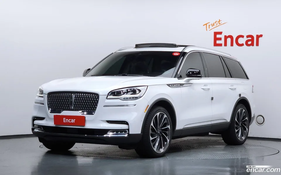 Lincoln Aviator 3.0 AWD 2023 — photo 1, buy with delivery to Moscow