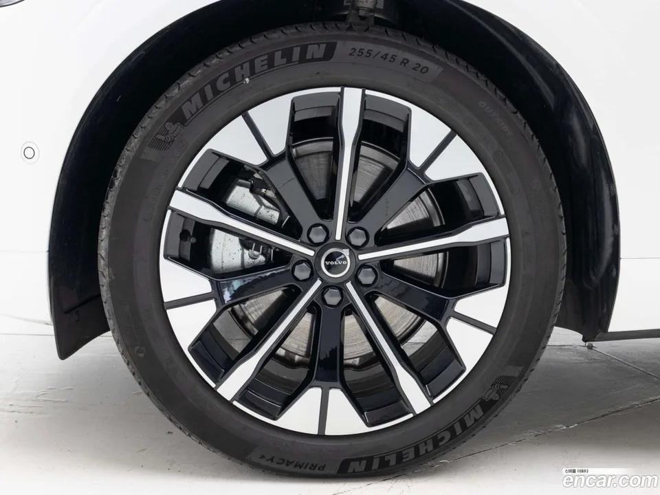 Volvo XC60 T8 2025 — thumbnail 2