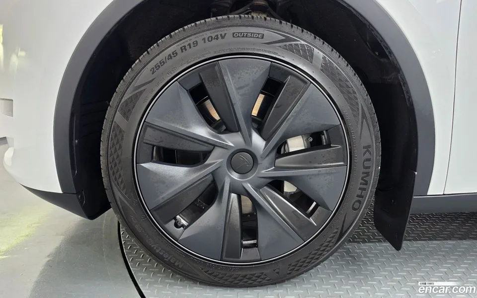 Tesla Model Y AWD 2024 — thumbnail 2