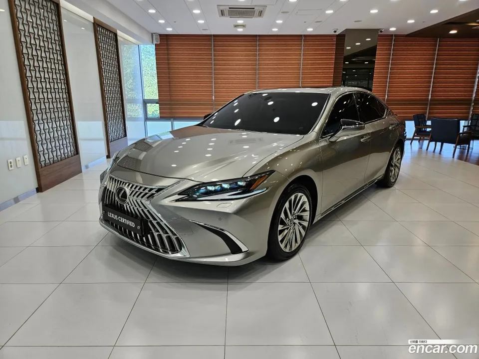 Lexus ES 300h 2025